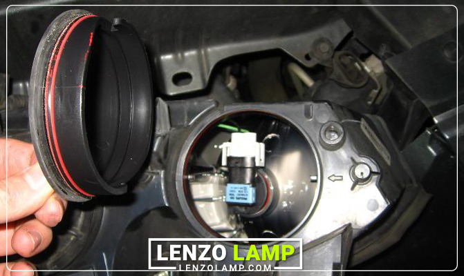 چک کردن درپوش چراغ خودرو علت بخار در چراغ